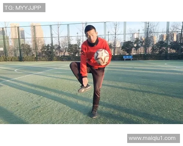 掌握足球颠球技巧的教学视频助你提升控球能力与技巧水平